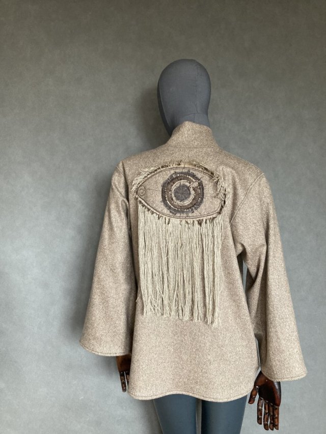 Kimono 100% wełna zdobione na plecach patchworkową aplikacją z motywem oka z frędzlami.