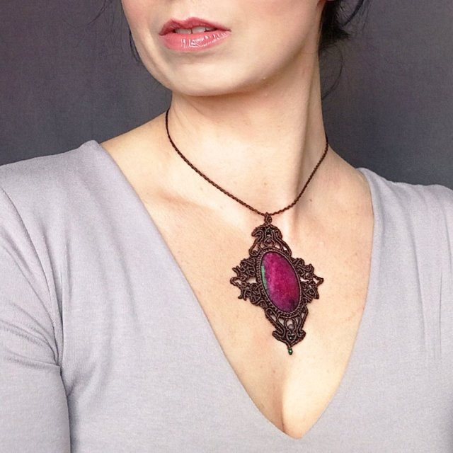Rubinowy Portal ~ wisior rubin z zosytem i szmaragdem / choker - naszyjnik pleciony ~ DelfinaDolls ~ mikro makrama