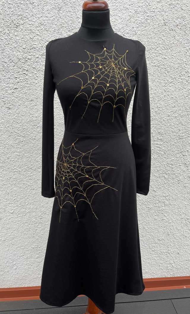 Sukienka midi czarna z ręcznie haftowanymi pajęczynami w stylu lat 40tych
