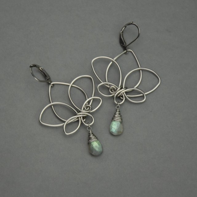Długie kolczyki kwiat lotosu z labradorytami stal chirurgiczna, wire wrapping labradoryt