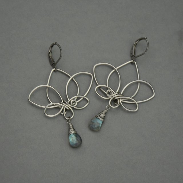 Długie kolczyki kwiat lotosu z labradorytami stal chirurgiczna, wire wrapping labradoryt