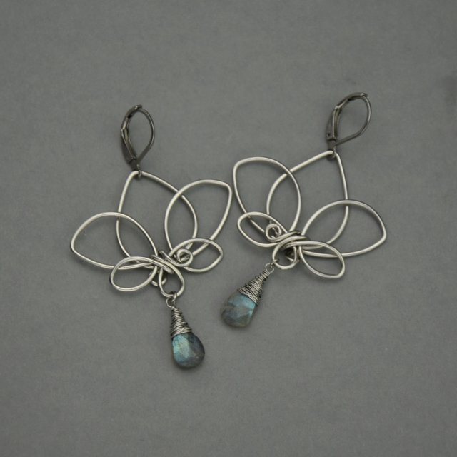 Długie kolczyki kwiat lotosu z labradorytami stal chirurgiczna, wire wrapping labradoryt