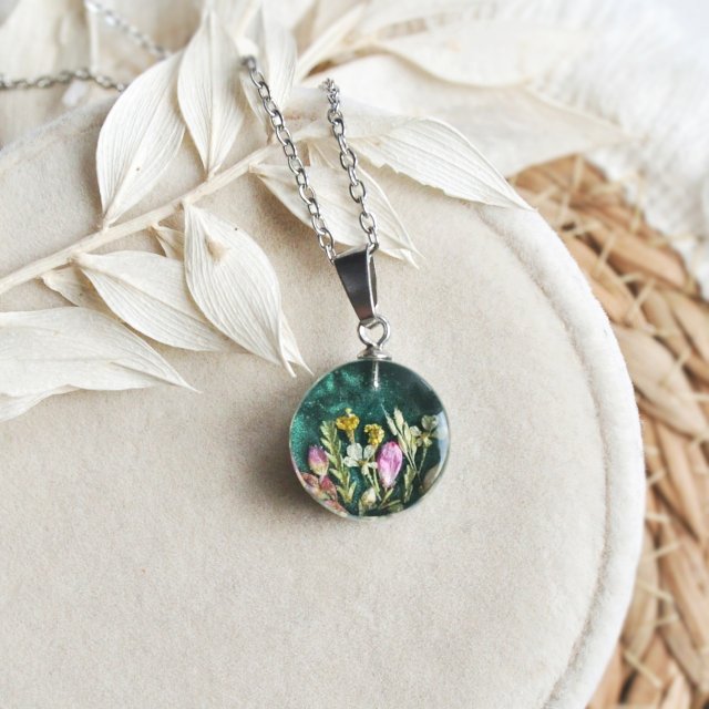 Zielony naszyjnik z kwiatami, biżuteria z żywicy