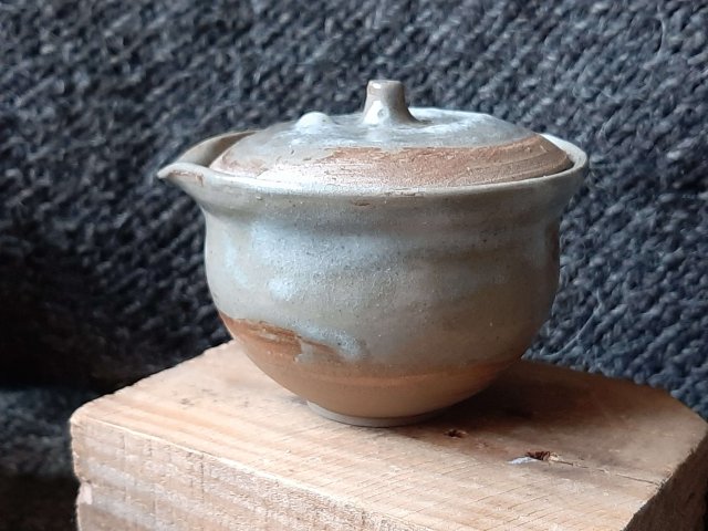 Shiboridashi / gaiwan shino czarka z przykryweczką do herbaty, wypał w piecu na drewno.