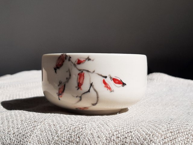 Czarka porcelanowa z dziką różą.