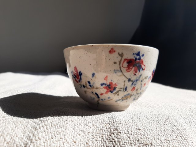 Czarka – Bajkowa czarka z porcelany do herbaty lub sake. Porcelana dropiata ręcznie malowana