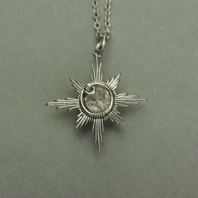 Mały wisiorek róża wiatrów kryształ górski, wire wrapping, stal chirurgiczna