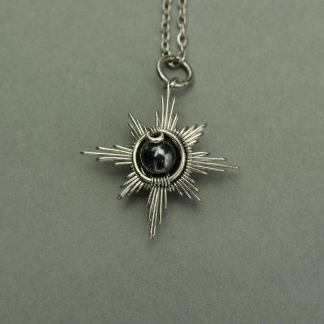 Mały wisiorek róża wiatrów hematyt, wire wrapping, stal chirurgiczna