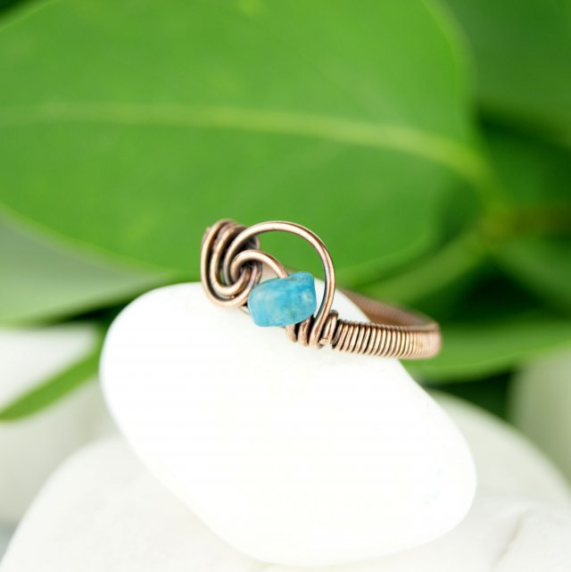 Apatyt pierścionek wire wrapping z miedzi