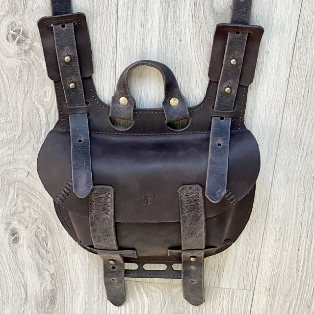 Mała brązowa skórzana torebka w stylu Vintage.