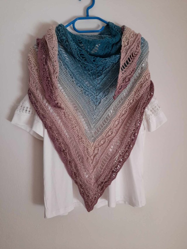 szydełkowa chusta handmade 176/156 świetna dla mamy, babci, siostry, przyjaciólki