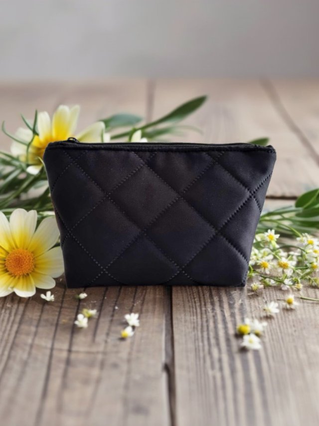Pikowana czarna kosmetyczka wodoodporna unisex KW013U
