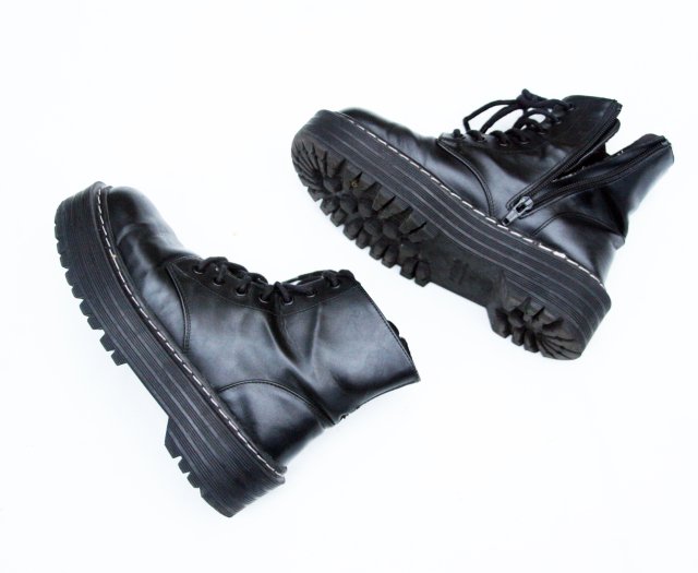 CZARNE GLANY PULL&BEAR  ALA MARTENSY
