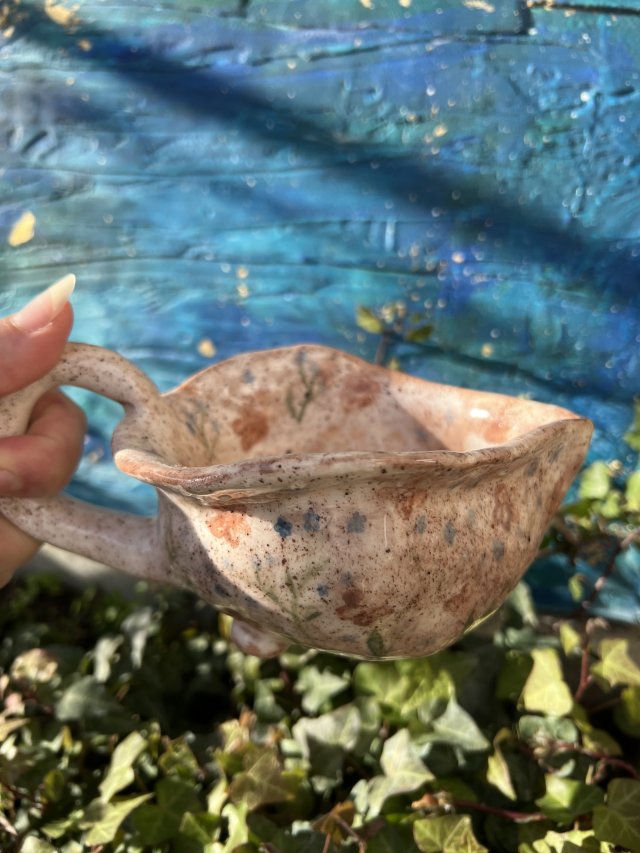 Elegancka ceramiczna łódka do sosów