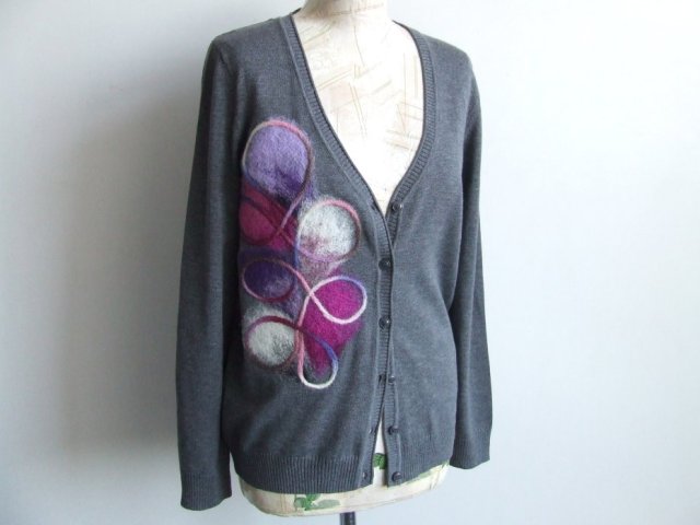grafitowy zapinany sweter