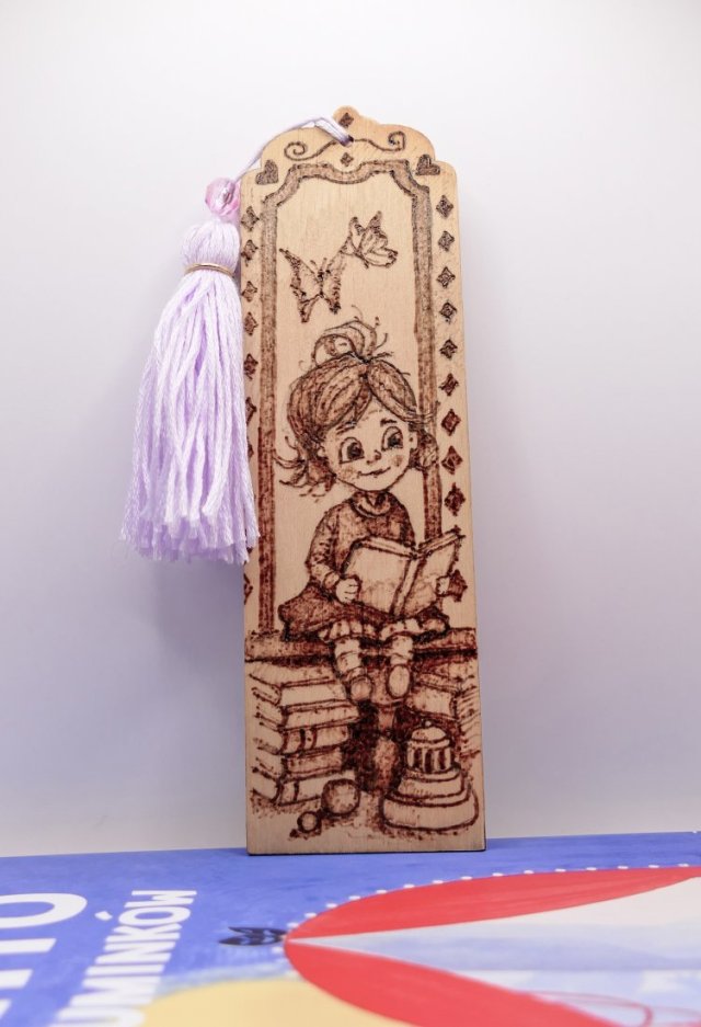 Zakładka do książki drewniana, ręcznie wypalana - "Magia książek" (pirografia)