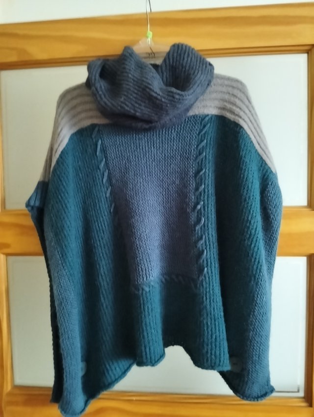 Sweter a la ponczo oversize