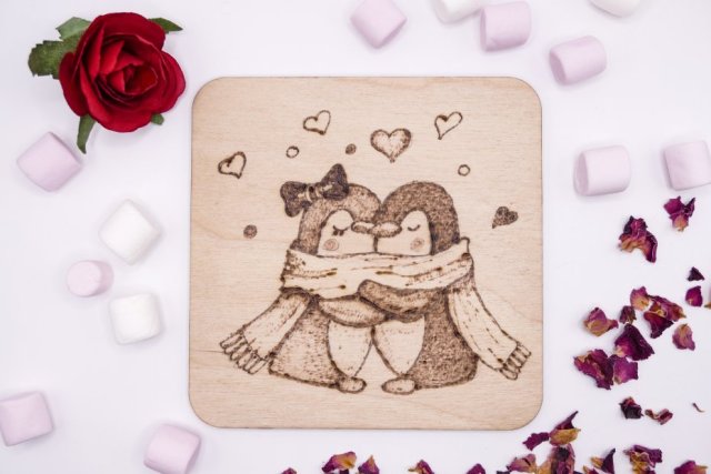 Drewniana ręcznie wypalana podkładka pod kubek - Pingwiny - prezent handmade, rękodzieło