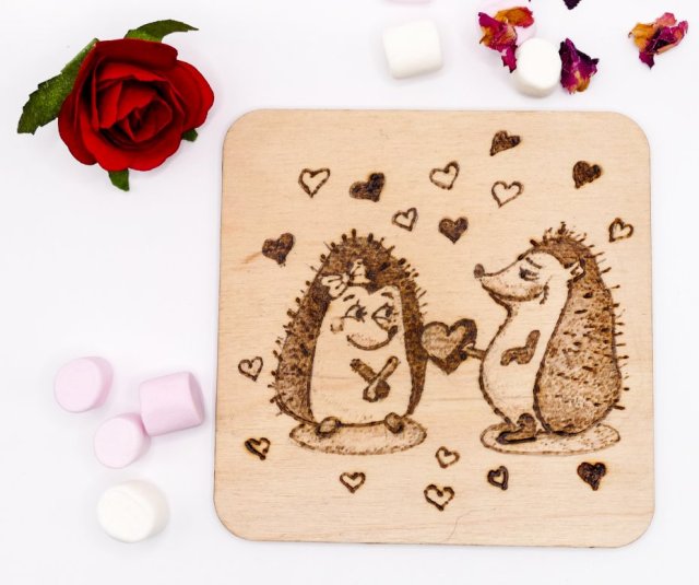 Drewniana ręcznie wypalana podkładka pod kubek - Jeże -  prezent handmade, rękodzieło