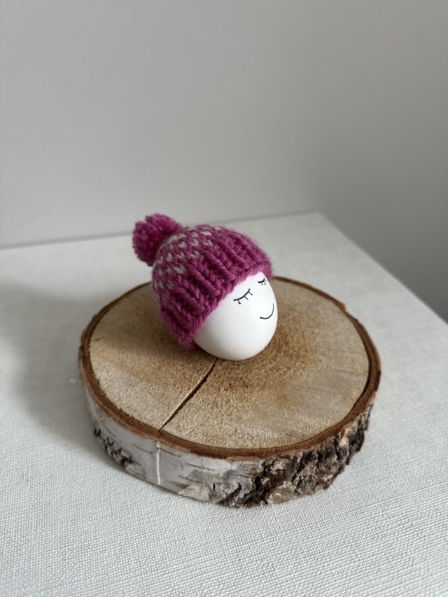 Czapeczka z pomponem na jajka wielkanocne - 1 szt.