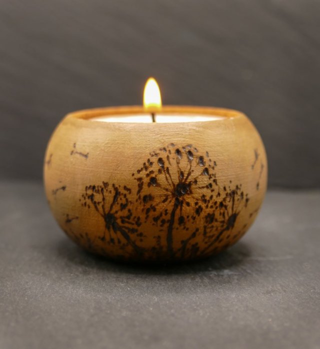 Drewniany świecznik z motywem łąki i dmuchawców - ręcznie wypalany, idealny prezent handmade