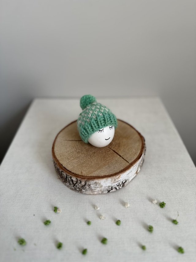 Czapeczka z pomponem na jajka wielkanocne - 1 szt.