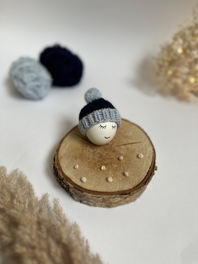 Czapeczka z pomponem na jajka wielkanocne - 1 szt.