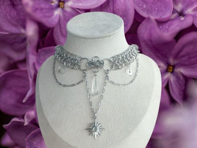 Gotycki naszyjnik chainmail z kwarcem górskim i łezką ze szkła