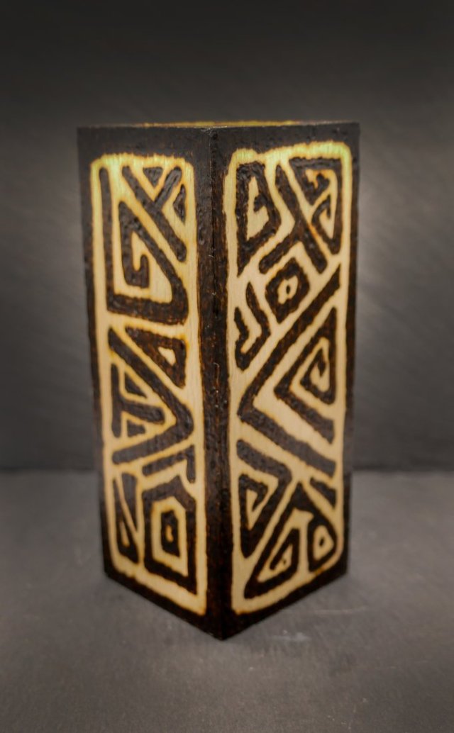 Drewniany świecznik tealight – aztecki wzór, ręczna pirografia, idealny prezent