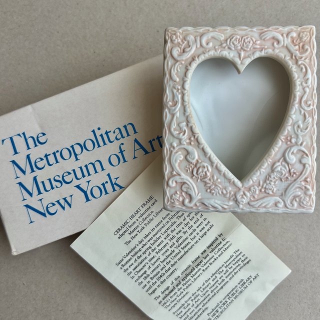 New York Metropolitan Museum of Art  ❀ڿڰۣ❀ Heart pictures frame