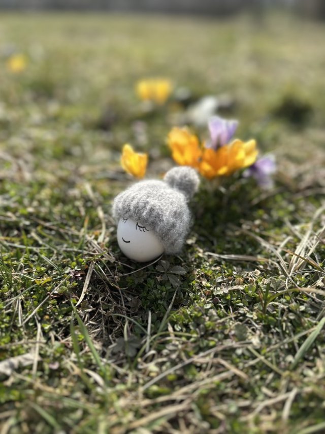 Czapeczka z pomponem na jajka wielkanocne - 1 szt.