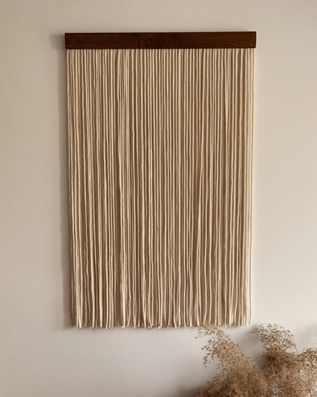 Nowoczesna beżowa makrama ścienna – minimalistyczna dekoracja boho