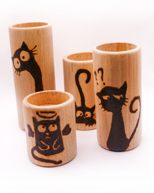 Zestaw 4 drewnianych świeczników tealight, ręcznie wypalane wzory (pirogrofia) - KOTY - na prezent