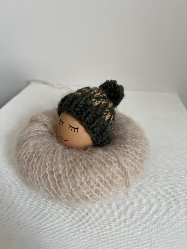 Czapeczka z pomponem na jajka wielkanocne - 1 szt.