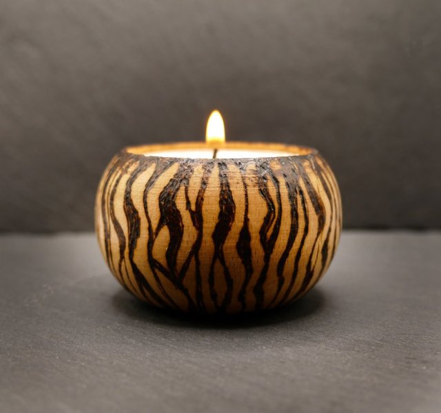 Drewniany świecznik tealight z motywem pasów inspirowanych naturą - pirografia, idealny prezent handmade