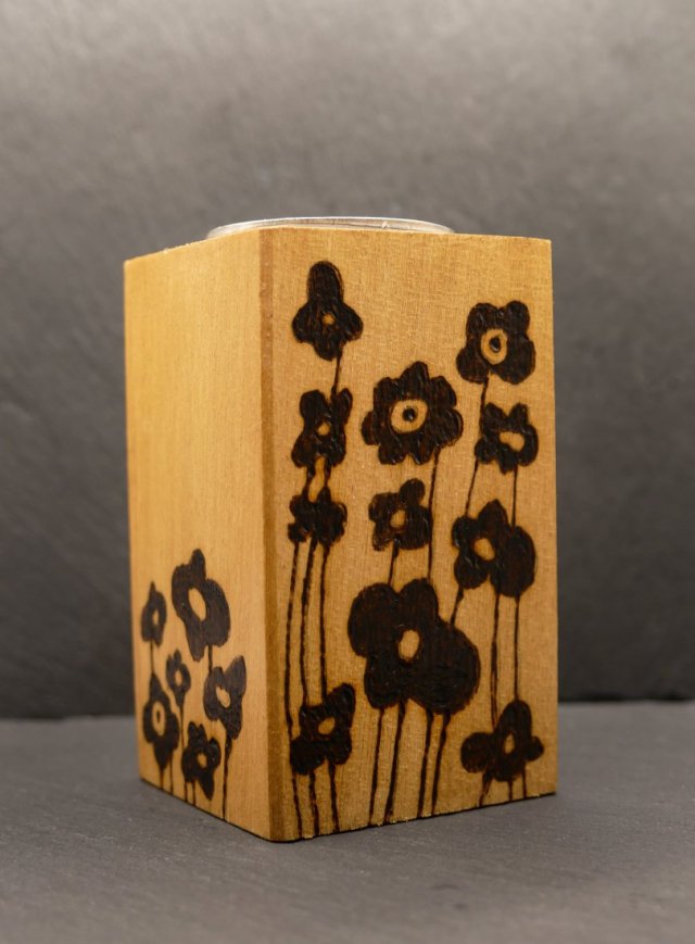 Drewniany świecznik tealight – Motyw Pasy, ręczna pirografia, idealny prezent, upominek