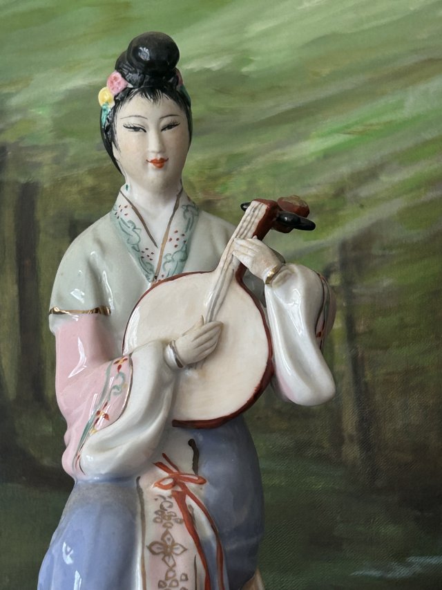 Ręcznie malowana porcelowa figurka - piękność wschodu do kolekcji dekoracji i na oryginalny upominek
