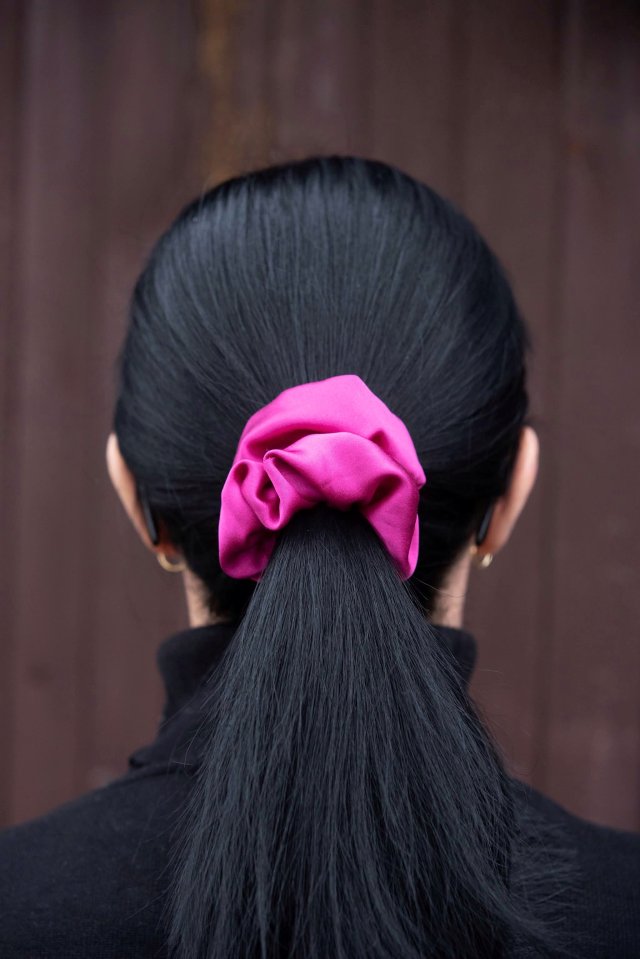 Scrunchie jedwabna gumka do włosów - fuksja