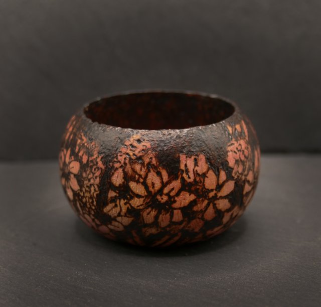 Drewniany świecznik tealight z motywem kwiatów i łąki - pirografia