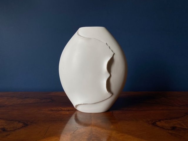 Wazon z porcelany biskwitowej