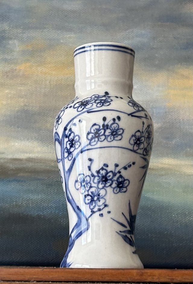 Sztuka wschodu porcelanowy ręcznie zdobiony -  niewielki Wazonik recznie zdobiony