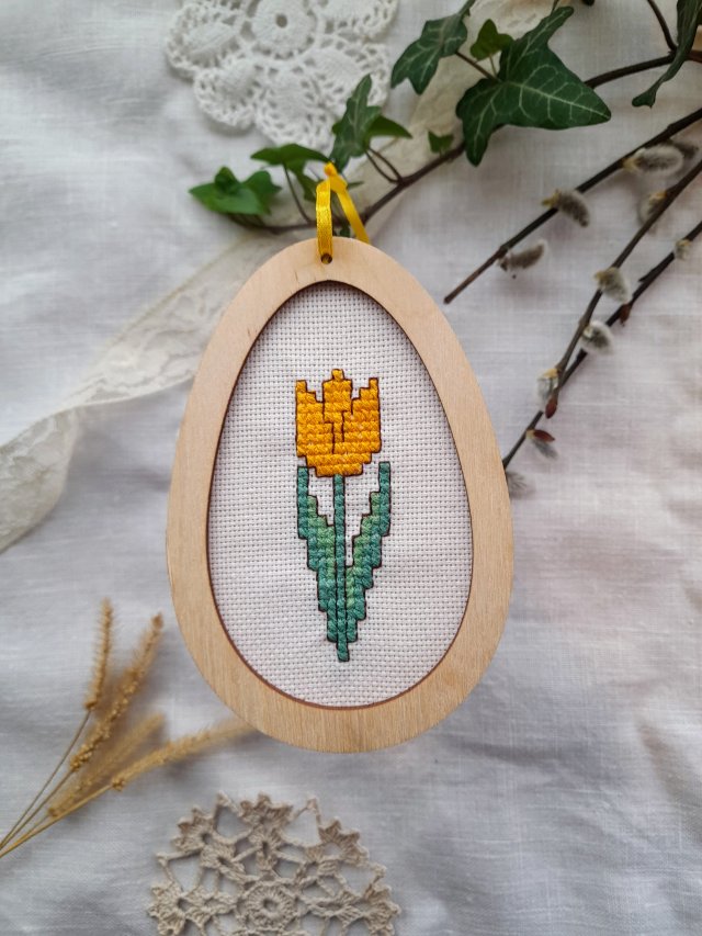 Zawieszka pisanka z żółtym tulipanem