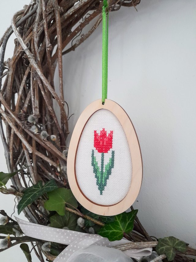 Zawieszka pisanka z czerwonym tulipanem
