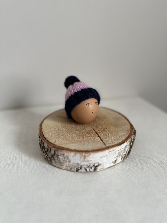 Czapeczka z pomponem na jajka wielkanocne - 1 szt.