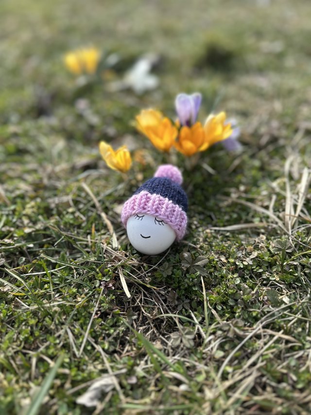 Czapeczka z pomponem na jajka wielkanocne - 1 szt.