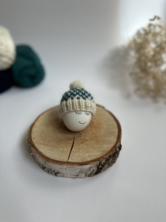 Czapeczka z pomponem na jajka wielkanocne - 1 szt.