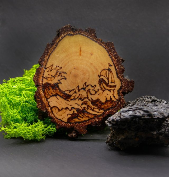 Mini podkładka pod kubek z drewna gruszy – motyw sztormu i fal - pirografia, handmade, na prezent