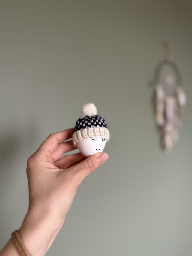 Czapeczka z pomponem na jajka wielkanocne - 1 szt.