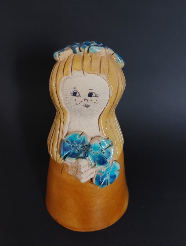Skandynawska figurka ceramiczna vintage  dziewczynka z kwiatami