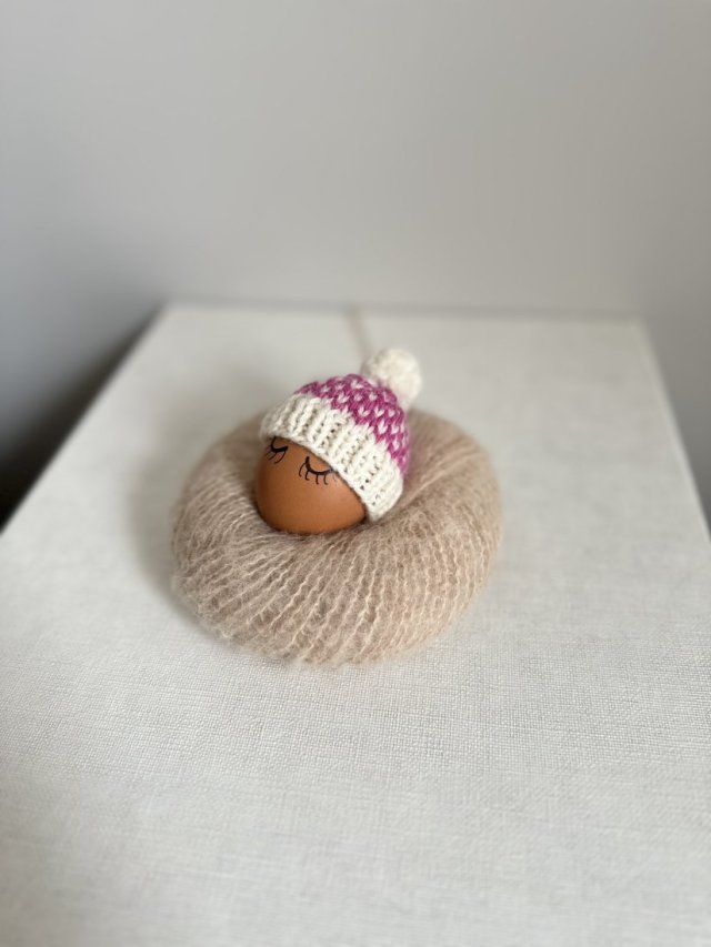 Czapeczka z pomponem na jajka wielkanocne - 1 szt.